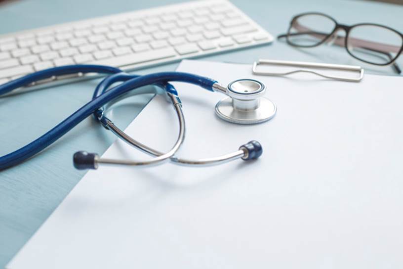 stethoscope-medical-attributes-table-doctor_8119-2083